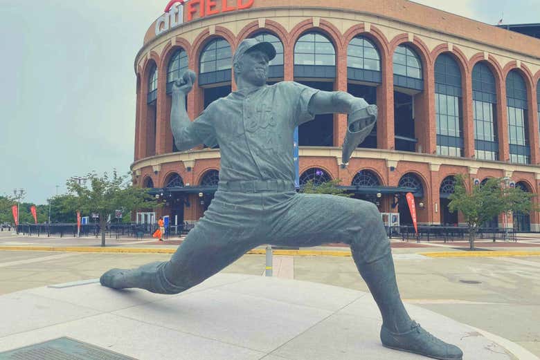 Statua di un giocatore davanti al Citi Field