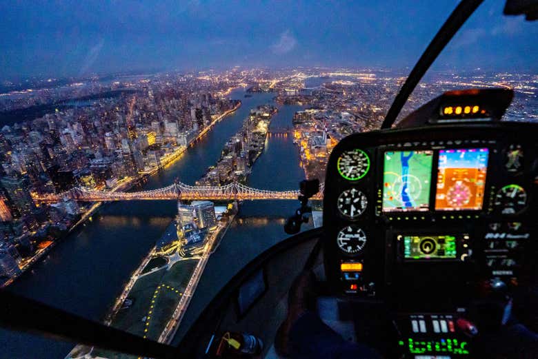 Sorvolando New York in elicottero al crepuscolo