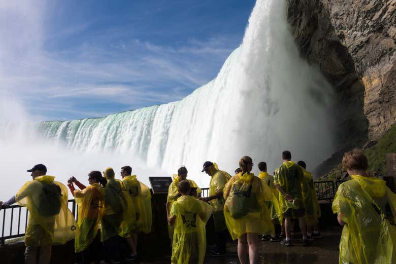 Turisti in impermeabile giallo ammirano le Cascate del Niagara