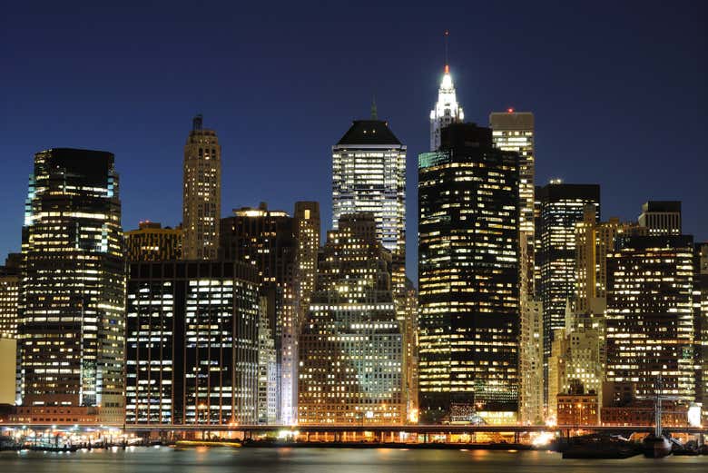 Manhattan illuminata vista da Brooklyn Heights
