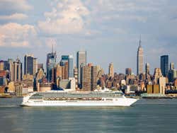 Nave da crociera attraversando Manhattan